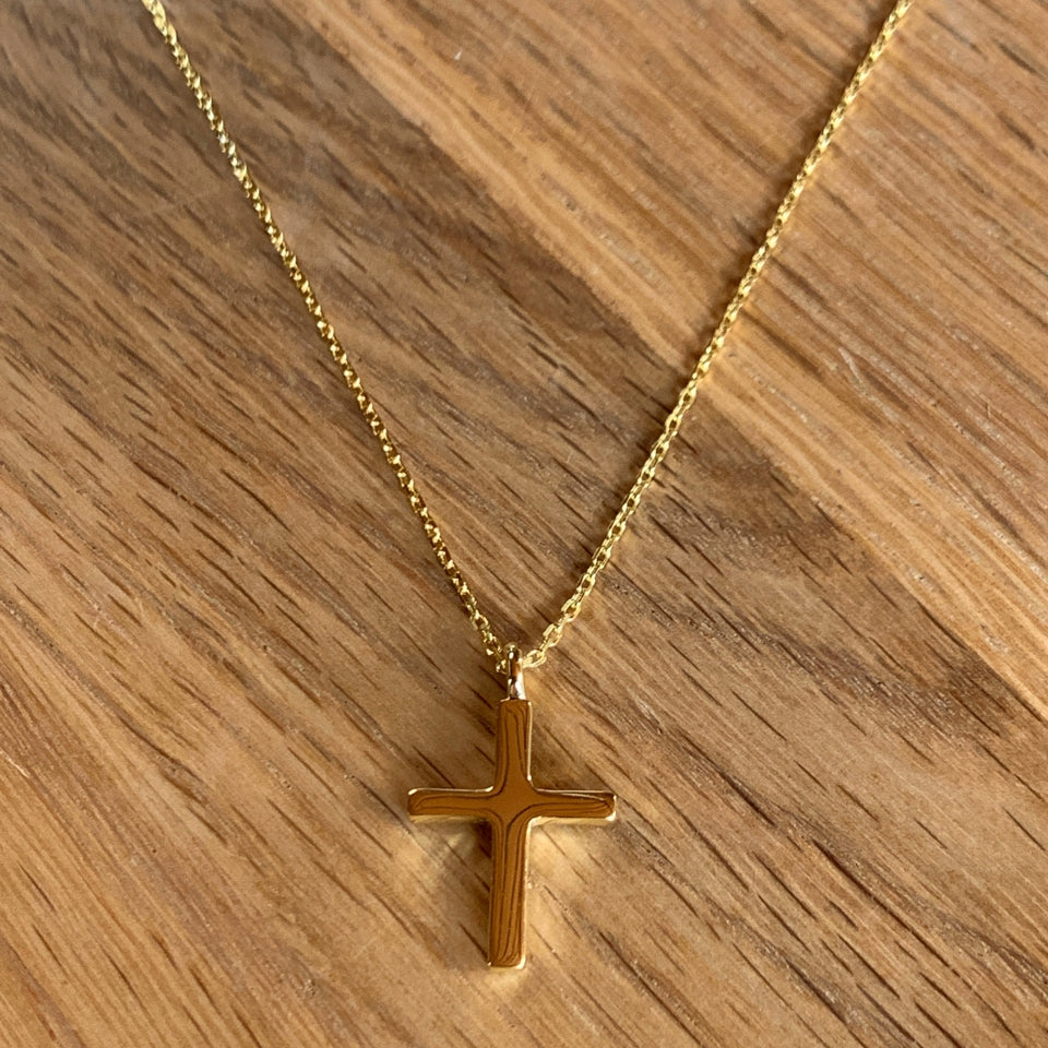 Erhabene Kette mit Kreuz-Anhänger aus Sterling Silber und 18 Karat Goldüberzug – ein Symbol für Glaube und Eleganz