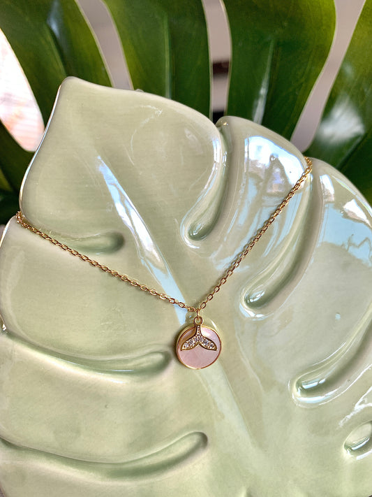 Goldene Kette mit Perlmuttanhänger