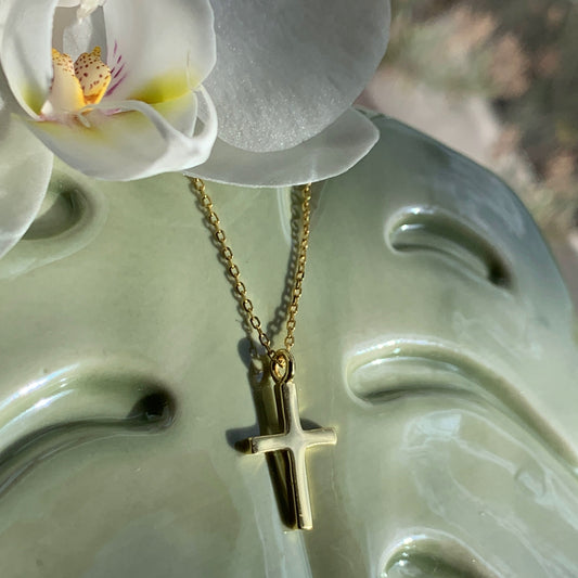 Erhabene Kette mit Kreuz-Anhänger aus Sterling Silber und 18 Karat Goldüberzug – ein Symbol für Glaube und Eleganz