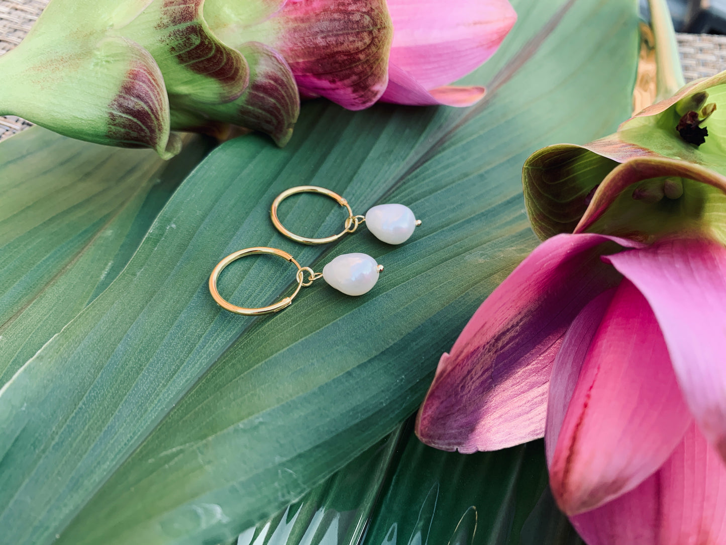 Elegante Ohrringe mit hängenden Perlen aus Sterling Silber und 18 Karat Goldüberzug - Zeitlose Raffinesse