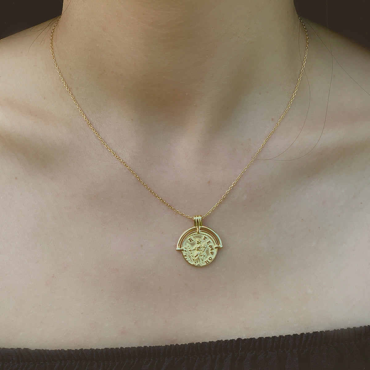 Klassisch-Elegante Kette mit Römischer Münze aus Sterling Silber und 18 Karat Goldüberzug - Historischer Chic