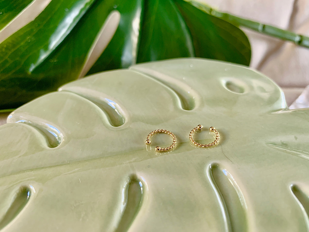 Goldfarbene Mini Ear Cuffs ohne Ohrlöcher, Paar mit gedrehter Oberfläche