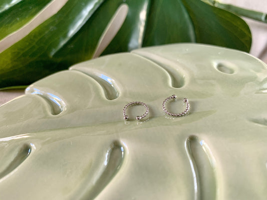 Silberfarbene Mini Ear Cuffs ohne Ohrlöcher, Paar mit gedrehter Oberfläche