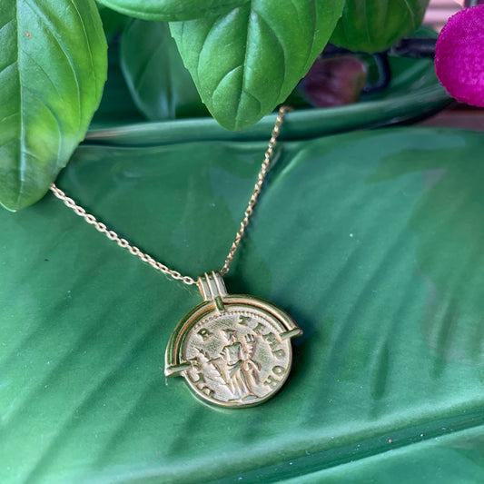 Klassisch-Elegante Kette mit Römischer Münze aus Sterling Silber und 18 Karat Goldüberzug - Historischer Chic